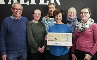 Das Falter-Team überreicht dem Integrationshaus-Team einen Scheck über 115.900 Euro Spenden